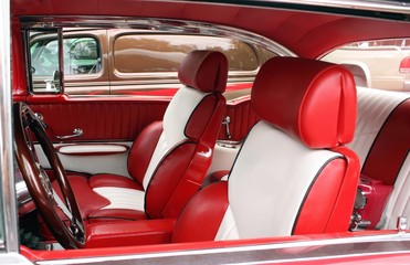 intérieur de voiture en cuir rouge et blanc - 25700524