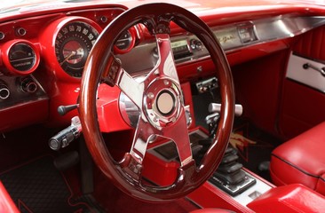 volant et intérieur rouge de voiture ancienne - 25700527