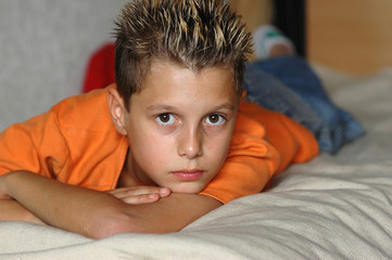 Junge relaxed auf Bett