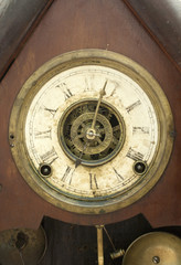 Fototapeta na wymiar Jeden bardzo stary i rękodzieło niemiecki zegar z kukułką
