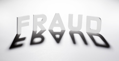 concept mot fraud ombre et lumière © STUDIO GRAND WEB
