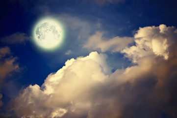 Naklejka na ściany i meble magia księżyc nad chmurami