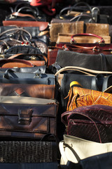 collection de sacs en cuir à la brocante