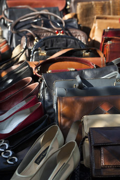 accessoires et chaussures vintage en cuir &agrave; la brocante