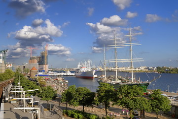Hamburger Hafen und Museumsschiffe