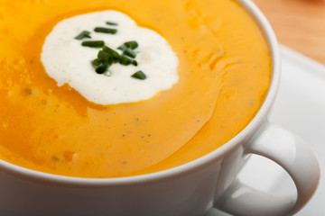 KÃ¼rbissuppe in einer weiÃŸen Suppentasse