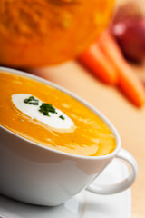 KÃ¼rbissuppe in einer weiÃŸen Schale