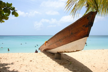 Bateau traditionnel sur la plage à Guadeloupe