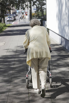 Oma Rollator photos, royalty-free images, graphics, vectors & videos |  Adobe Stock