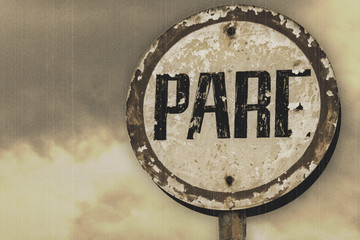 Placa antiga de trânsito em sépia