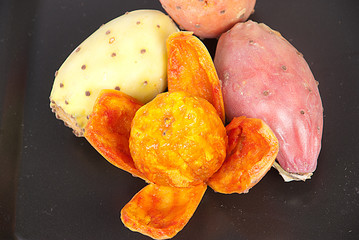 quartetto di fichi d'india su piatto nero