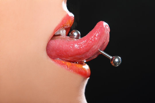 labios , lengua y pircing