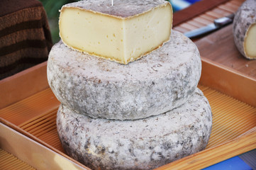 fromage tomme de savoie - marché