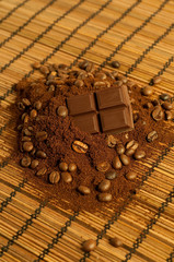 tablette de chocolat sur café moulu