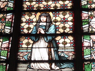 Femme priant dans un vitrail de l'église Saint Laurent à Paris
