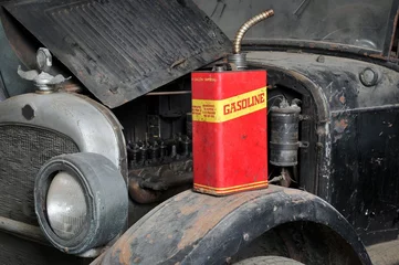 Gordijnen Vintage retro gas kan geïsoleerd op oude auto © flariv