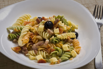 Ensalada de pasta con jamón curado.