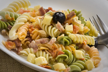 Ensalada de pasta con jamón curado.