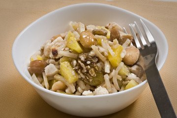 Ensalada de pollo, apio y nueces.