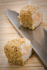 Sushi ura maki de salmón cocido. Plato japonés.