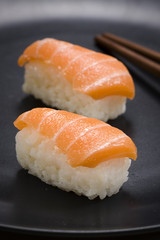 Nigiri de salmón. Plato japonés.