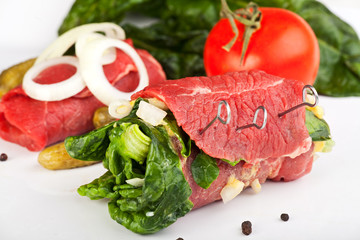 gerollte Roulade und verschiedenen Zutaten