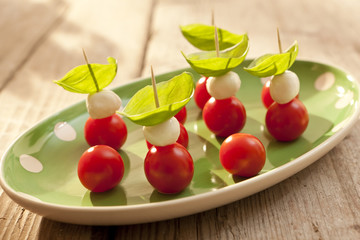 Tomate-Mozzarella-Basilikum-Spießchen