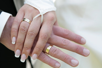 hände eines hochzeitspaares mit ringen