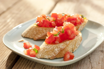 Bruschetta - Tomatenwürfel auf geröstetem Brot
