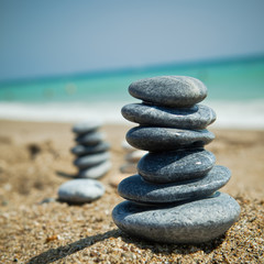 Fototapeta na wymiar Stone stacks on a pebble beach