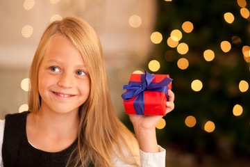 Mädchen mit Geschenk an Weihnachten