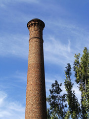 Antigua chimenea de ladrillo