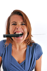 Femme qui a le couteau entre les dents