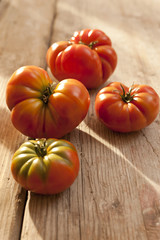 Fleischtomaten auf Holztisch