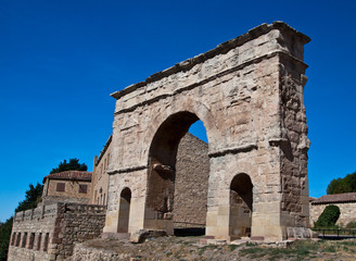Fototapeta na wymiar Roman łuk Medinaceli (Soria)