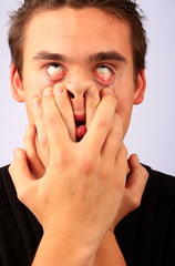 Junger Mann zieht eine Grimasse