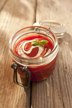 Tomatensuppe mit Creme Fraiche im Weckglas