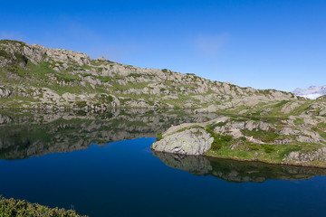 Reflets dans un lac de montagne