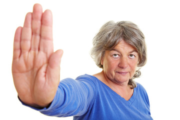Seniorin streckt ihre Hand aus