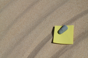 Fototapeta na wymiar Zettel im Sand I