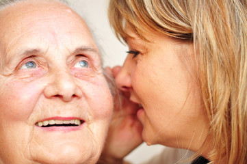 Fröhliche Seniorin