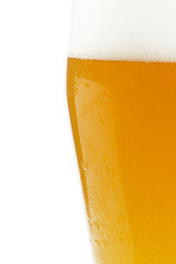 halbes weizenbier auf weissem hintergrund