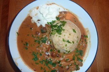 Pilze mit Semmelknödeln