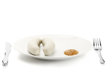 weisswürste mit süssem senf auf teller auf weissem hintergrund