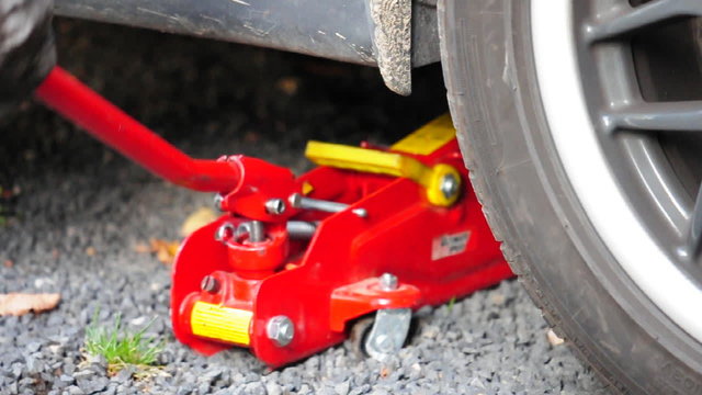 lever une voiture , m&eacute;canicien