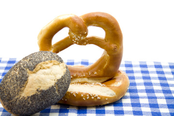 Salzbretzel und Mohnbrötchen