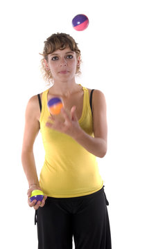 jeune femme qui jongle
