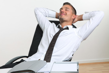 business mann lehnt sich zufrieden zurück