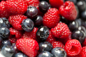 Heidelbeeren und Himbeeren
