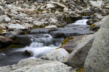 Gebirgsbach im Nationalpark Sarek, Schweden